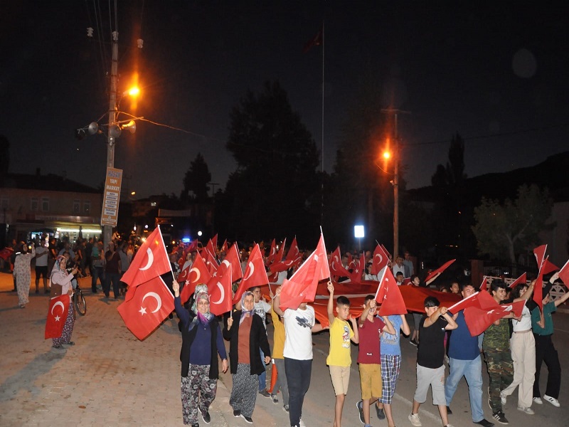 İlçemizde 15 Temmuz Demokrasi ve Milli Birlik Günü "Türkiye Yüzyılı Kahramanları" Temasıyla Anma Programı Gerçekleştirildi.